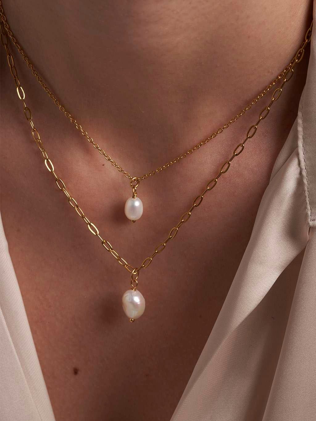 Dorose schmuck model show necklaces pearls